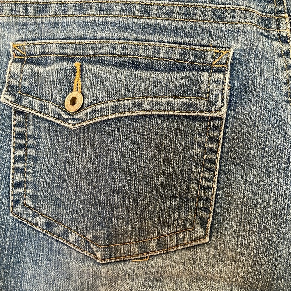 Gloria Vanderbilt Bermuda Jean Shorts - Picture 3 of 5